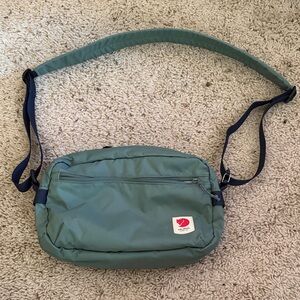 Fjaallraven HIGH COAST CROSSBODY in 614 - Patina Green